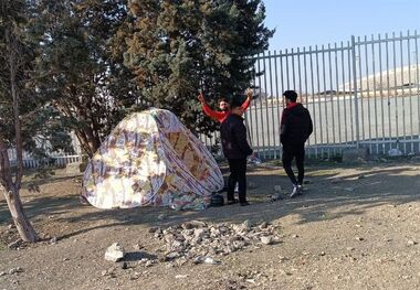عکس |  چادرنشین تماشاگران دربی مقابل ورزشگاه آزادی