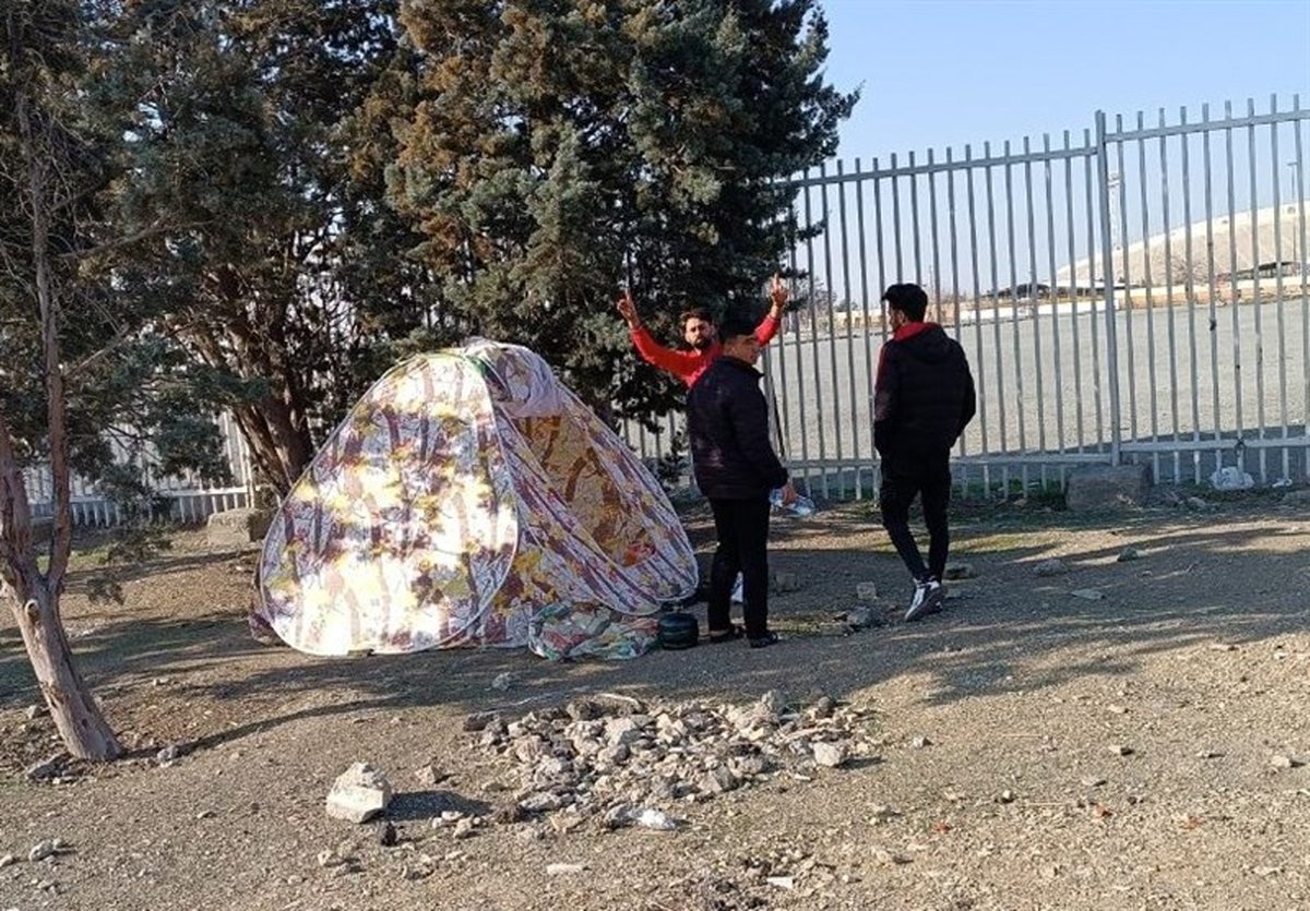 عکس |  چادرنشین تماشاگران دربی مقابل ورزشگاه آزادی