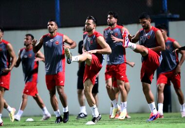 عکس | بلاگر مشهور ایرلندی در اردوی پرسپولیس برای بازی با الغرافه