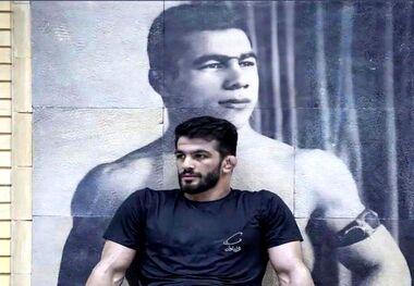 حسن یزدانی کنار تختی نه بالاتر از او