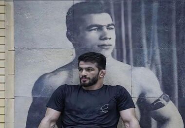 حسن یزدانی کنار تختی نه بالاتر از او