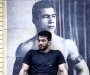 حسن یزدانی کنار تختی نه بالاتر از او