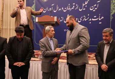 تجلیل از رضا قیطاسی قویترین مرد ایران در استانش