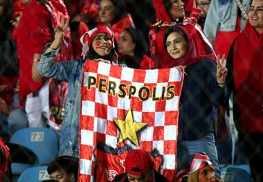 عکس | پرچم ستاره‌دار پرسپولیس در دست بانوان پرسپولیسی