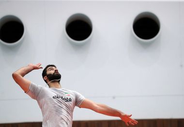 امیرحسین اسفندیار ستاره والیبال ایران: زیر فشار سختی هستیم
