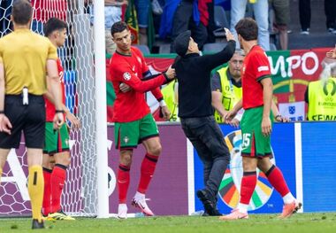 عکس | کریستیانو رونالدو را کلافه کردند؛ هواداران روی مخ CR7