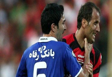 عکس| سرمربی استقلال پیراهن پرسپولیس را پارده کرد