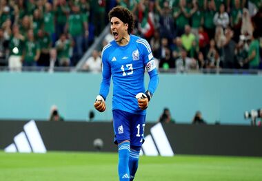 یک دروازه‌بان بسیار جذاب در نزدیگی پرسپولیس