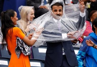 عکس | فرار امیر قطر  از باران در محل مراسم افتتاحیه المپیک 2024