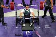 مدال برنز بر گردن محسن بختیار پاراوزنه‌بردار ایرانی